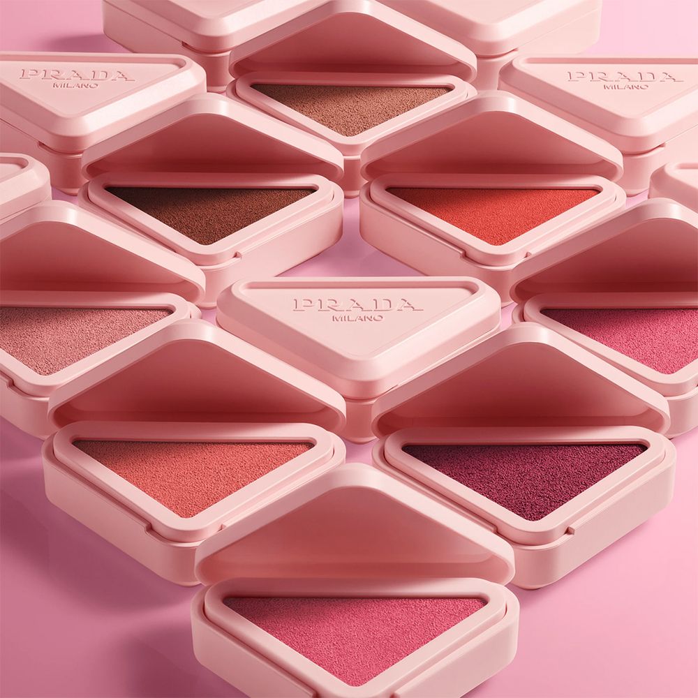 PRADA Beauty首位全球美妝大使登場！話題「三角腮紅」同步上市，奶霜質地一拍秒化粉，臉頰、眼妝、唇彩一盒搞定！-4