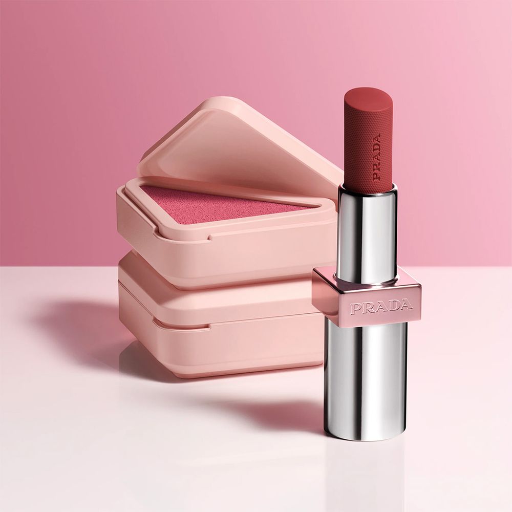 PRADA Beauty首位全球美妝大使登場！話題「三角腮紅」同步上市，奶霜質地一拍秒化粉，臉頰、眼妝、唇彩一盒搞定！-7