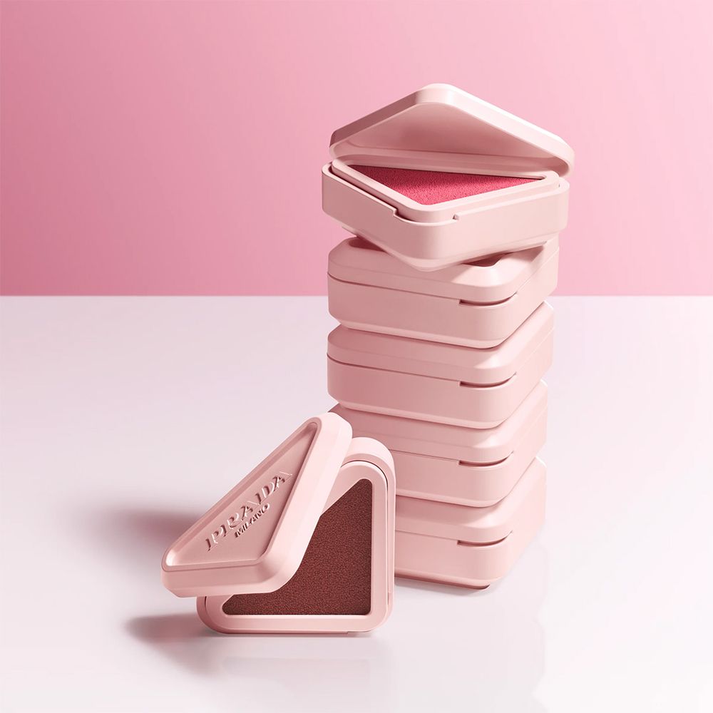 PRADA Beauty首位全球美妝大使登場！話題「三角腮紅」同步上市，奶霜質地一拍秒化粉，臉頰、眼妝、唇彩一盒搞定！-6