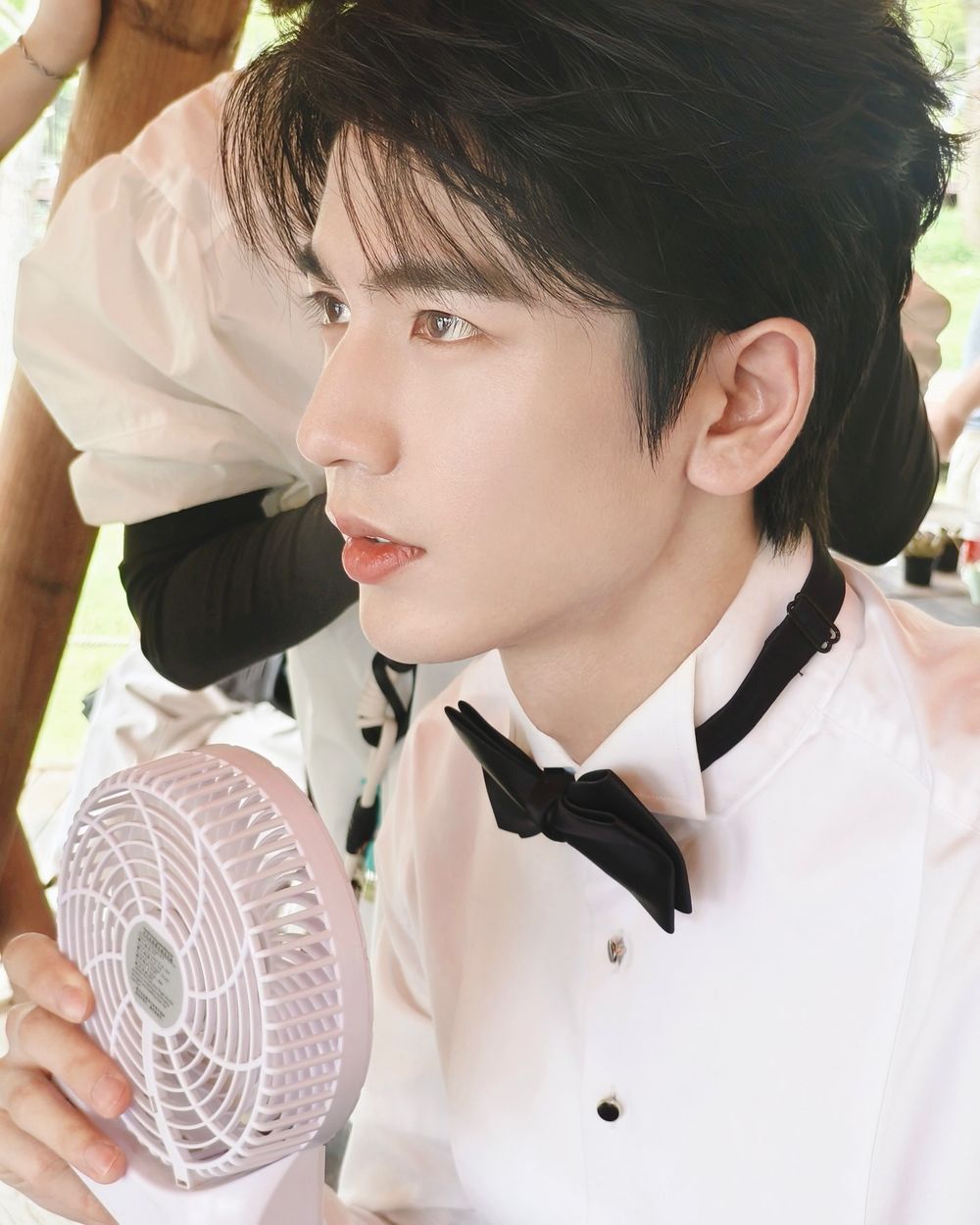 我夫婿來了！爆火陸劇《逐玉》張凌赫「美強慘將軍」禁慾場面心跳失速！190身高被譽為西裝男神天花板！-2