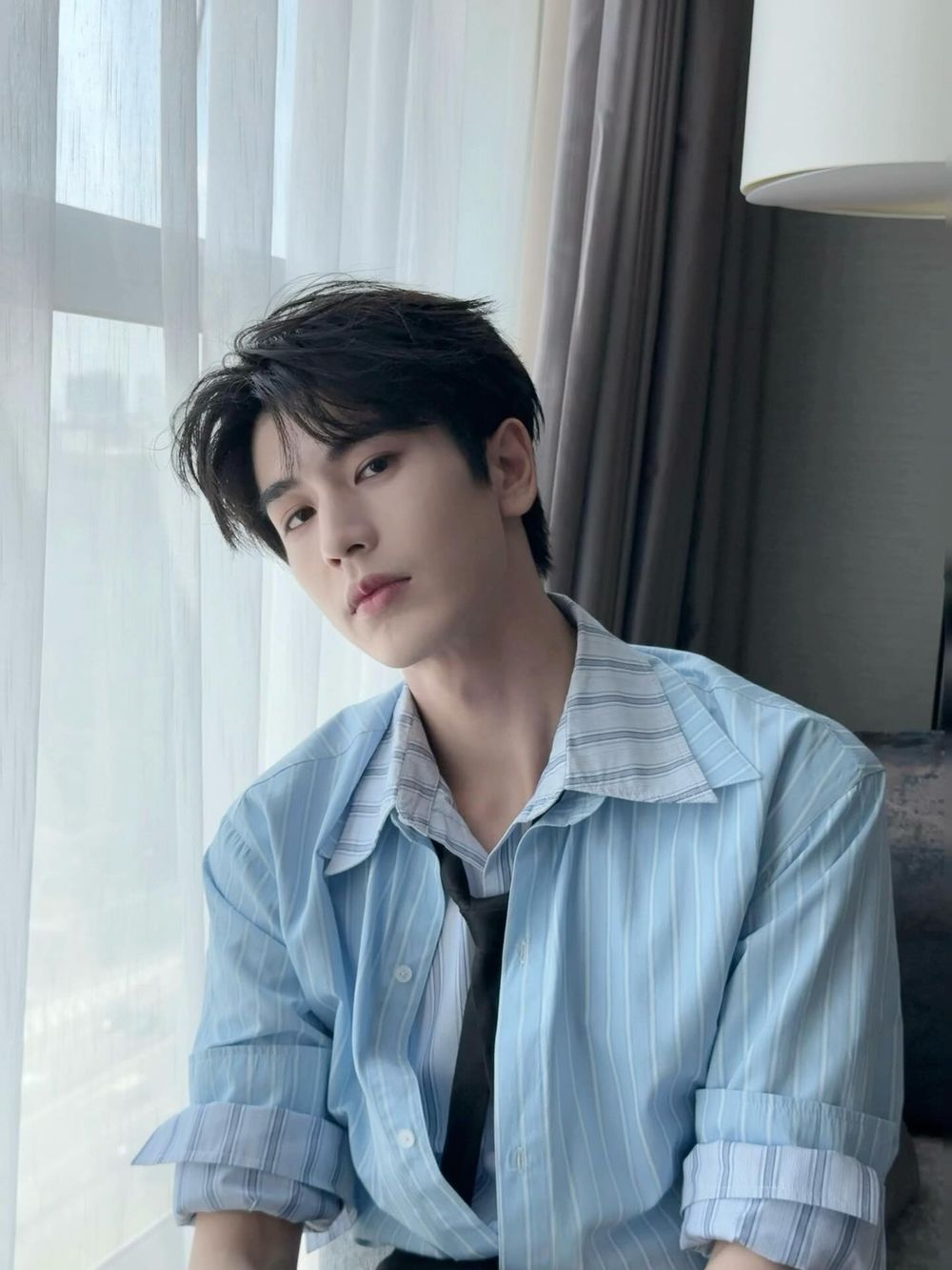 我夫婿來了！爆火陸劇《逐玉》張凌赫「美強慘將軍」禁慾場面心跳失速！190身高被譽為西裝男神天花板！-4