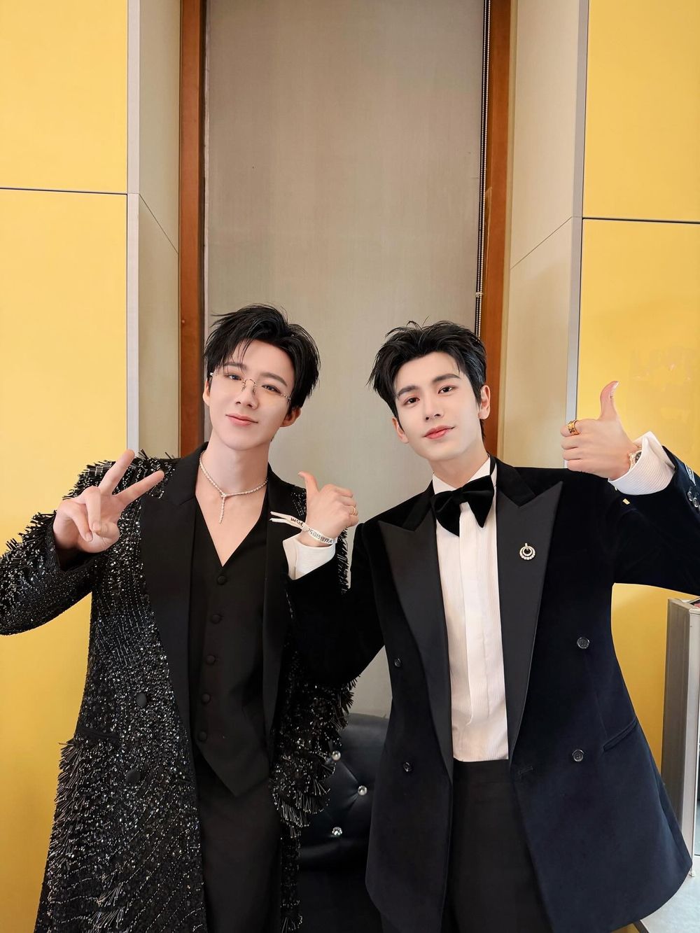 我夫婿來了！爆火陸劇《逐玉》張凌赫「美強慘將軍」禁慾場面心跳失速！190身高被譽為西裝男神天花板！-14