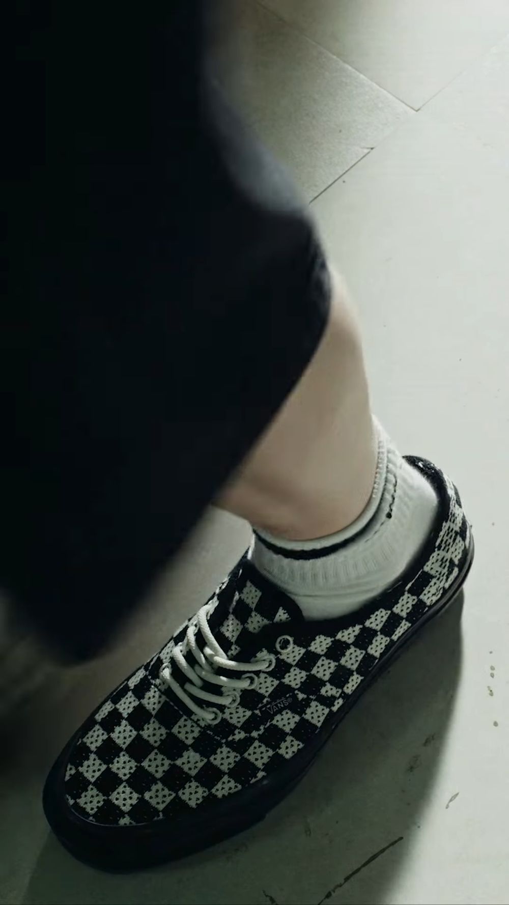 Vans真的找CORTIS代言？！洗衣店拍廣告曝光「兩雙格紋球鞋」COER準備入手同款！-2