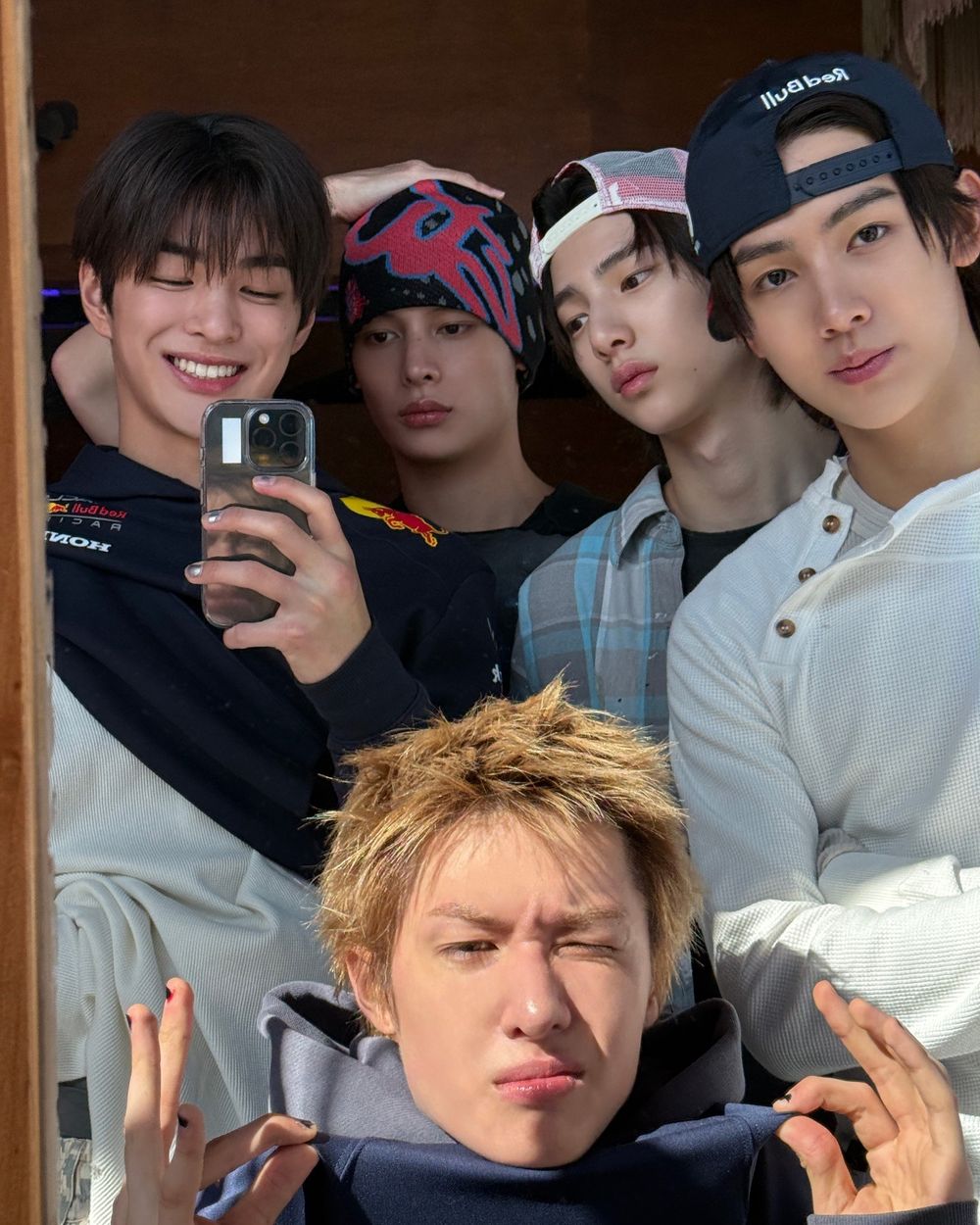 Vans真的找CORTIS代言？！洗衣店拍廣告曝光「兩雙格紋球鞋」COER準備入手同款！-4