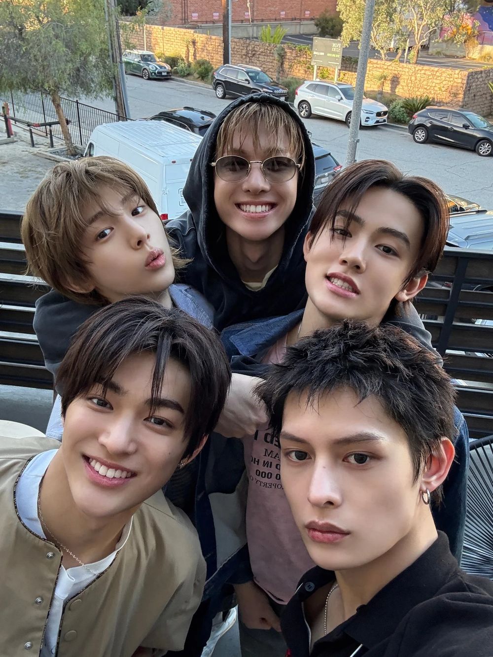 Vans真的找CORTIS代言？！洗衣店拍廣告曝光「兩雙格紋球鞋」COER準備入手同款！-7