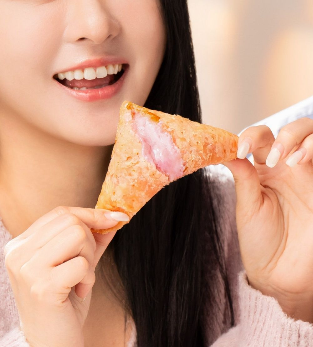 草莓控發瘋！麥當勞「草莓白巧克力三角派&OREO草莓冰炫風」酸酸甜甜超療癒、這天開賣！-4