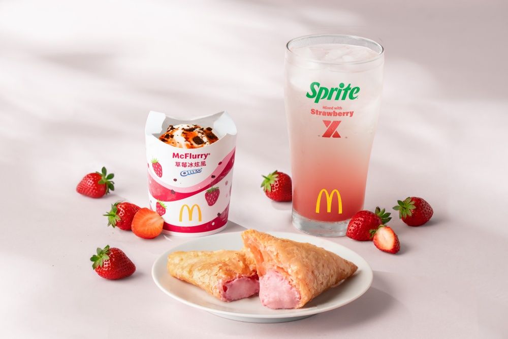 草莓控發瘋！麥當勞「草莓白巧克力三角派&OREO草莓冰炫風」酸酸甜甜超療癒、這天開賣！-6