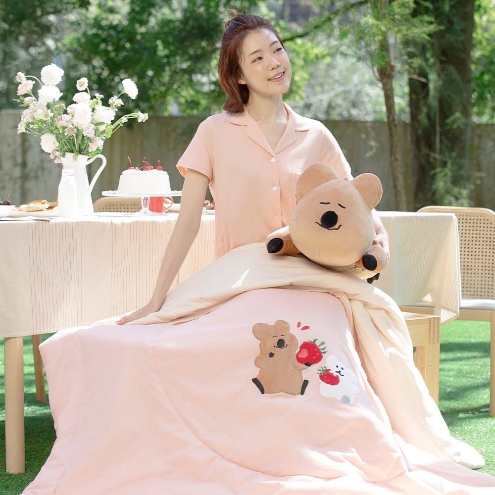 DINOTAENG矮袋鼠聯名家居小物太可愛！「QUOKKA趴姿抱枕、BOBO四季被」台灣就買得到！-4