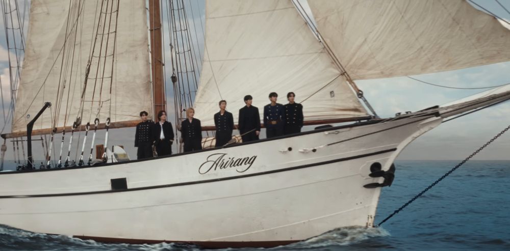 千呼萬喚終於等到！BTS新歌《SWIM》正式出爐！七人七色海軍造型帥暈、MV女主角竟然是她！-2