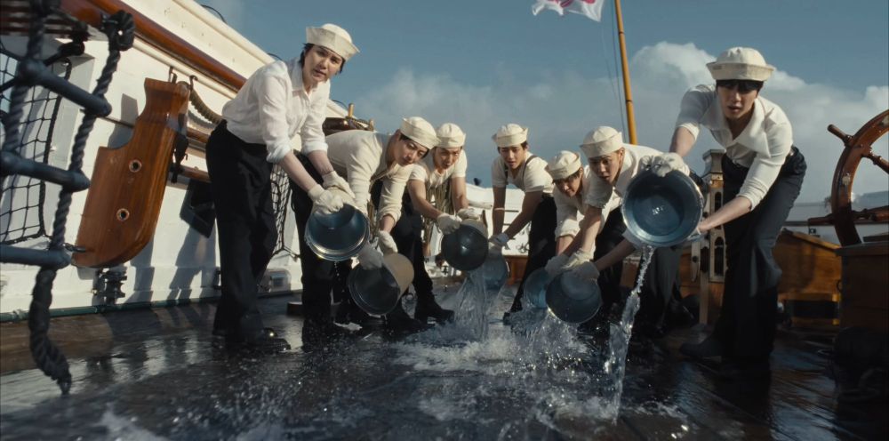 千呼萬喚終於等到！BTS新歌《SWIM》正式出爐！七人七色海軍造型帥暈、MV女主角竟然是她！-5