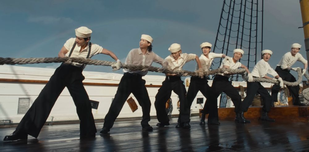 千呼萬喚終於等到！BTS新歌《SWIM》正式出爐！七人七色海軍造型帥暈、MV女主角竟然是她！-6