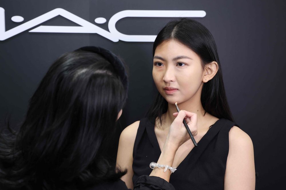 MAC這新品太強！臥蠶、鼻影精準修容神器，爆汗也不脫妝，不用醫美秒打造立體小臉！-4