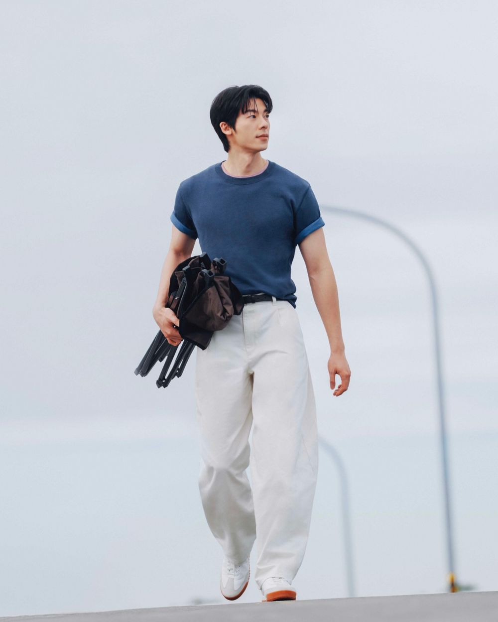 新桌布有了！許光漢最新UNIQLO畫報曝光！「夏日男友風」帥到眼冒愛心、整套兩千多就能收！-3