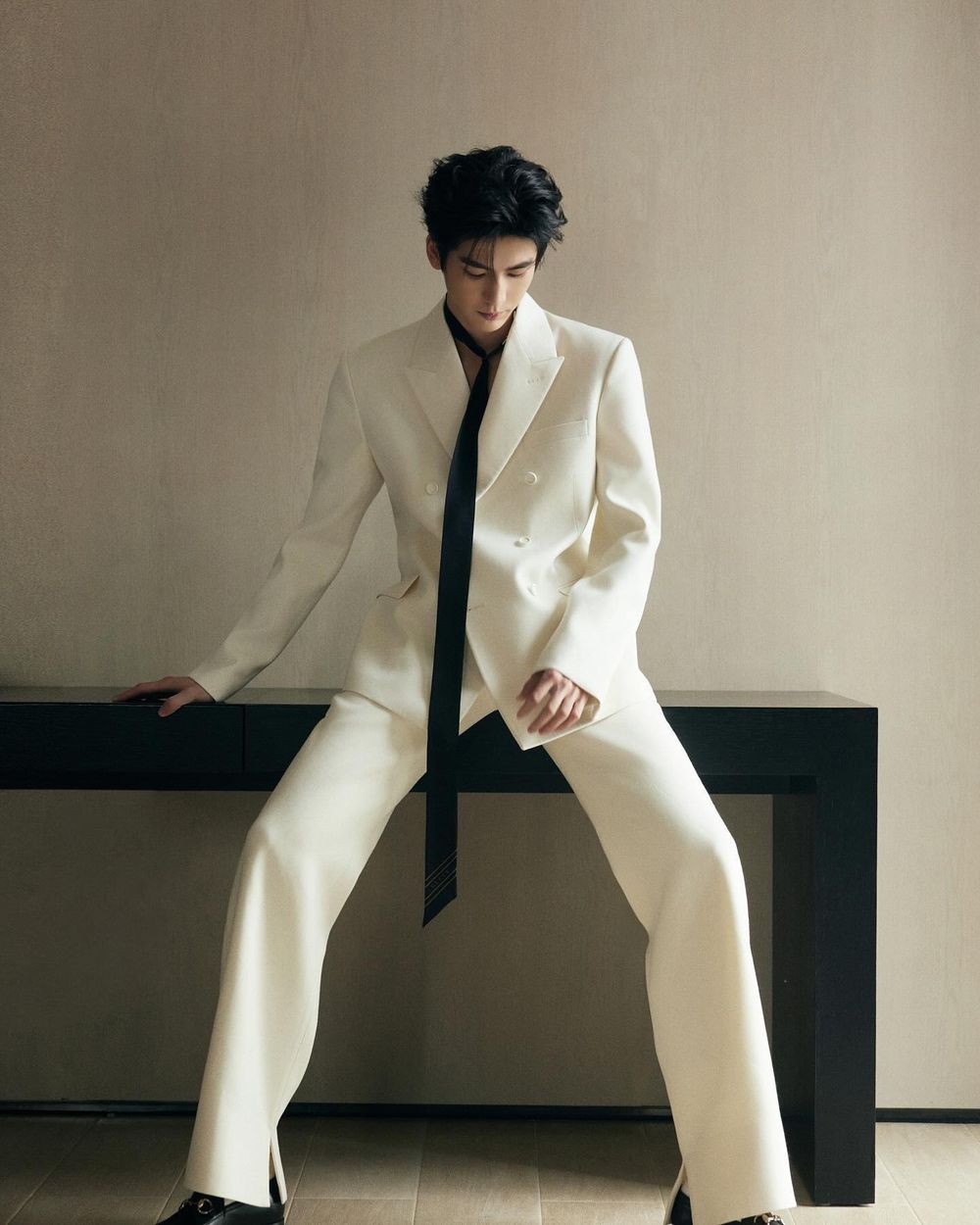 侯爺夫人來報到！陸劇《逐玉》張凌赫脫下古裝、私服也帥到心臟停止！190公分漫畫比例太驚人！-16