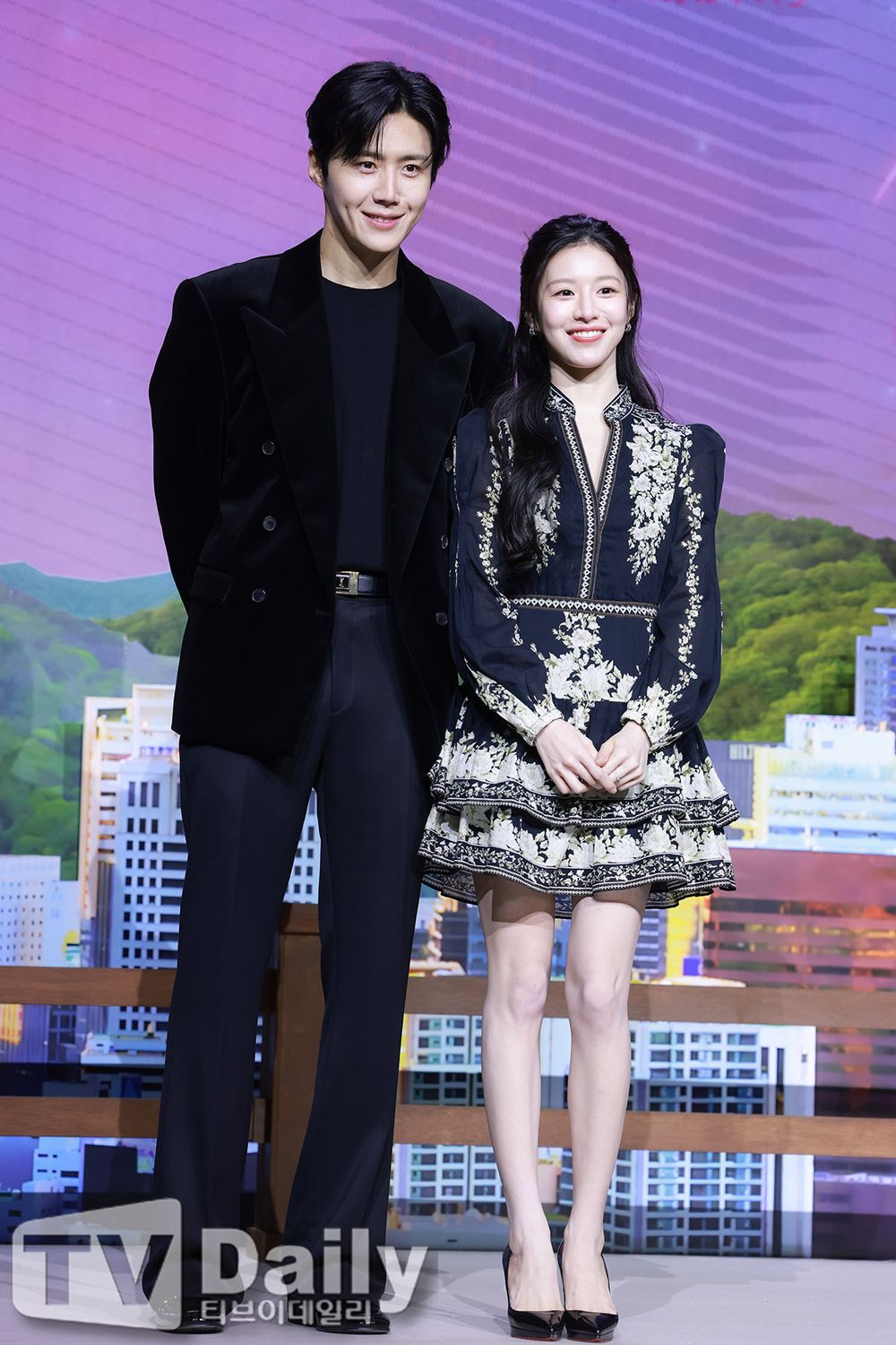 盤點7組最萌身高差韓劇CP代表！邊佑錫&IU《21世紀大君夫人》未播先轟動，金宣虎&高允貞《愛情怎麼翻譯》火花太強！-5