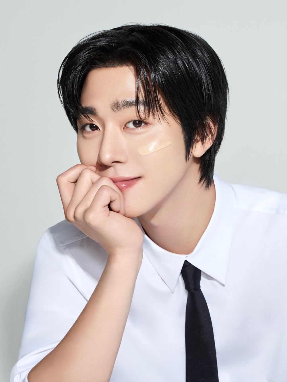 安孝燮拿下純素彩妝DEAR DAHLIA全球代言！同款韓系光澤素顏霜＋染唇釉未上先爆、直接躍升精品高級臉！-6