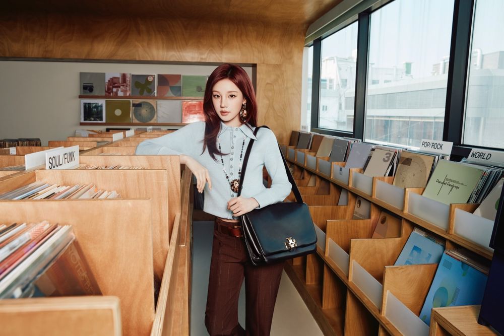 宋雨琦TORY BURCH新美照曝光！同款「肩背包、水桶包」超級燒、不愧是最強代言人！-2