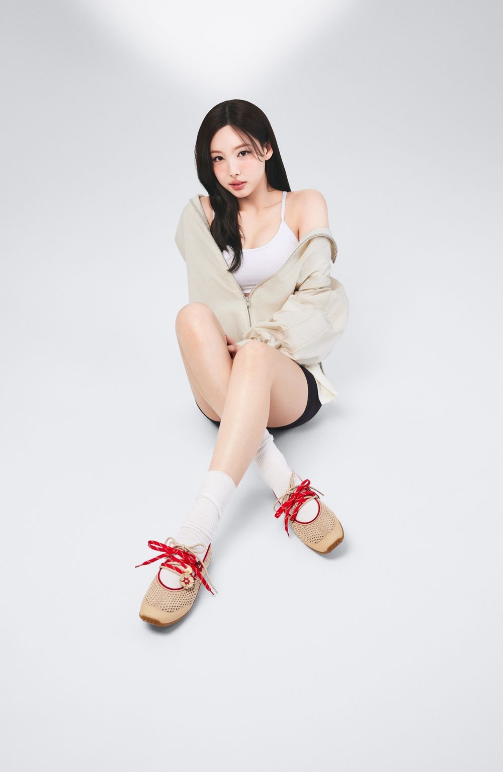 TWICE娜璉時尚營業力全開！拍VIVAIA新廣告、LV也搶著寵！「軟Q瑪莉珍鞋」愛到演唱會直接穿上台！-2