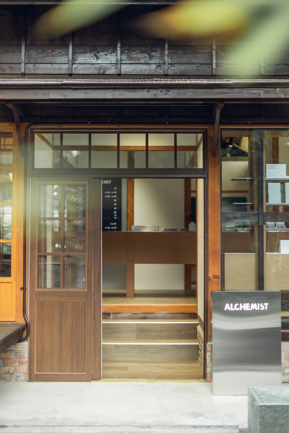 新加坡爆紅咖啡Alchemist進駐大安區老宅！「小農手沖咖啡、咖啡果皮茶、紅豆可頌」必點一次看！-2