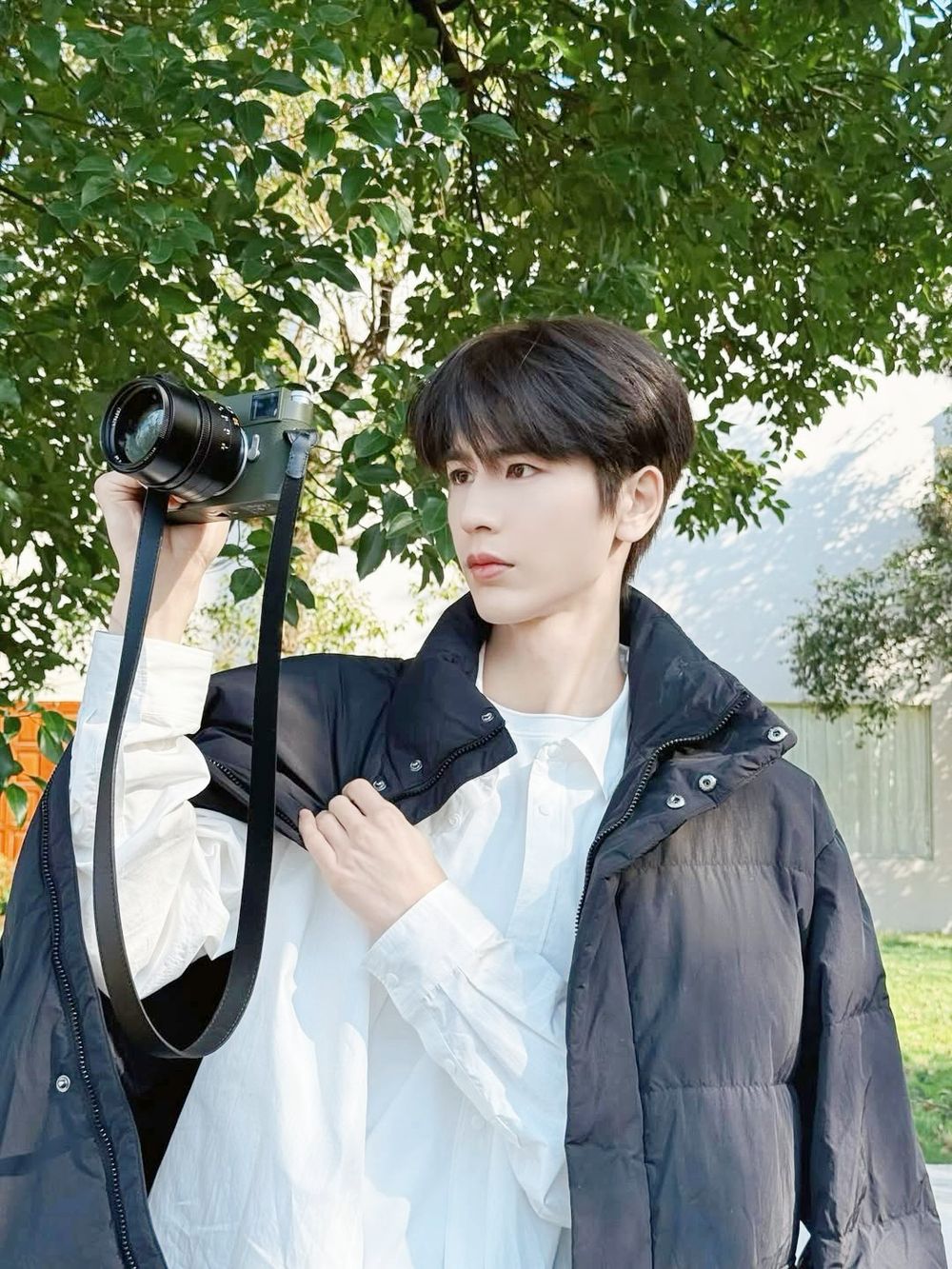 《逐玉》張凌赫根本斜槓攝影師！愛用同款4大相機找到了、「這款」橄欖綠相機美到像藝術品！-5