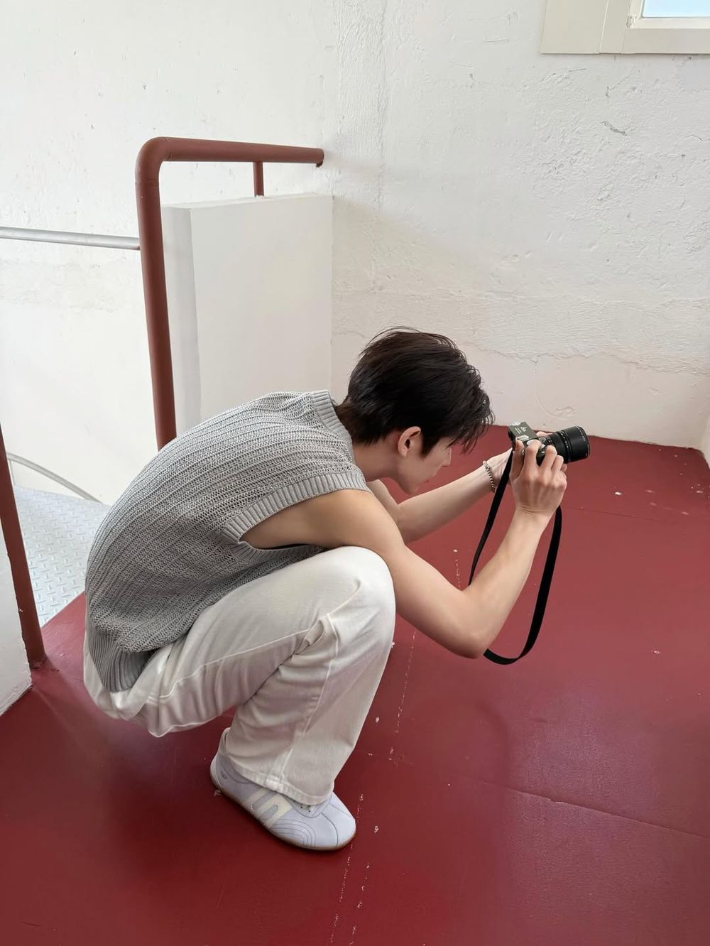 《逐玉》張凌赫根本斜槓攝影師！愛用同款4大相機找到了、「這款」橄欖綠相機美到像藝術品！-6