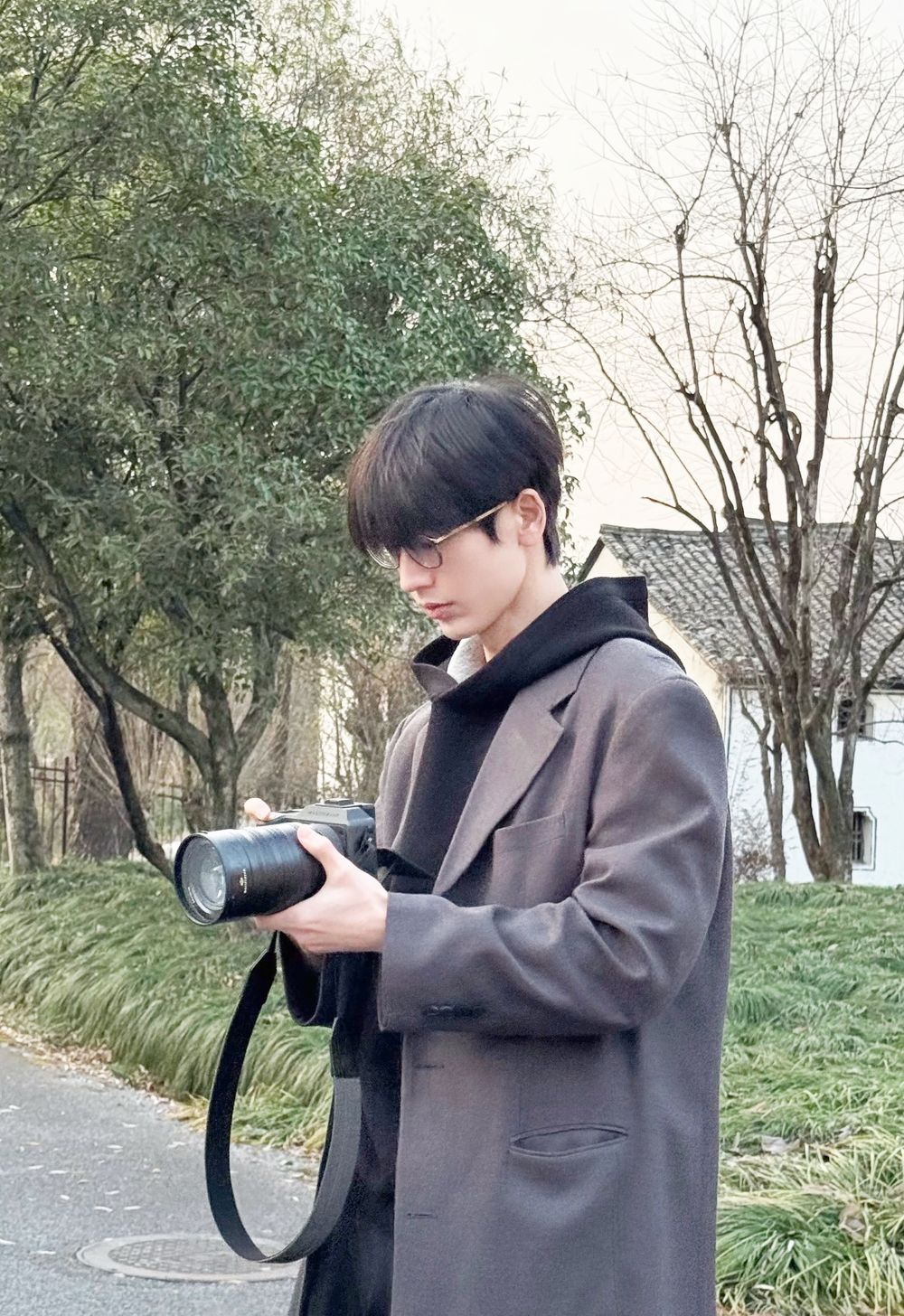 《逐玉》張凌赫根本斜槓攝影師！愛用同款4大相機找到了、「這款」橄欖綠相機美到像藝術品！-7