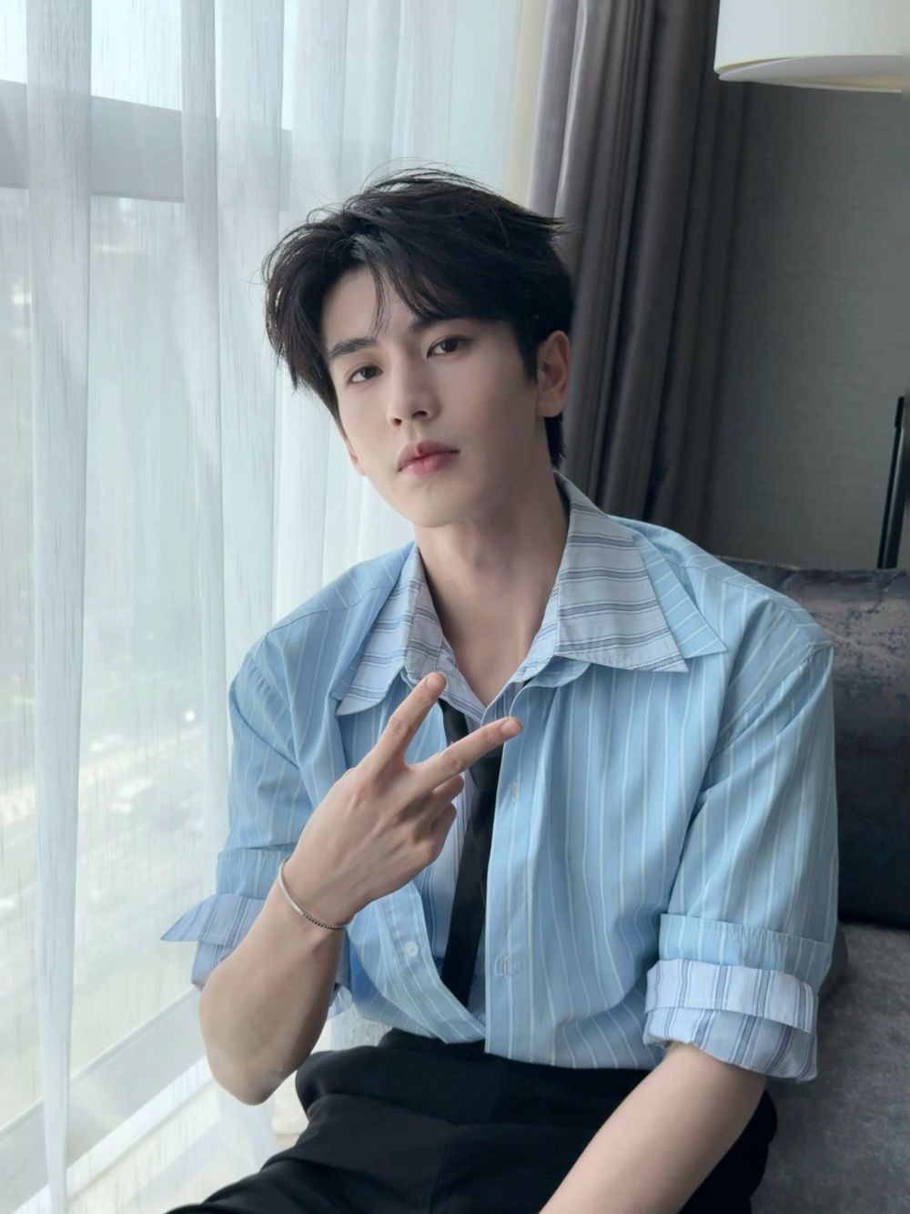 《逐玉》侯爺太會穿！張凌赫「190公分男友感私服」滿分！夫婿同款「項鍊、墨鏡」核桃們得入手吧！-5