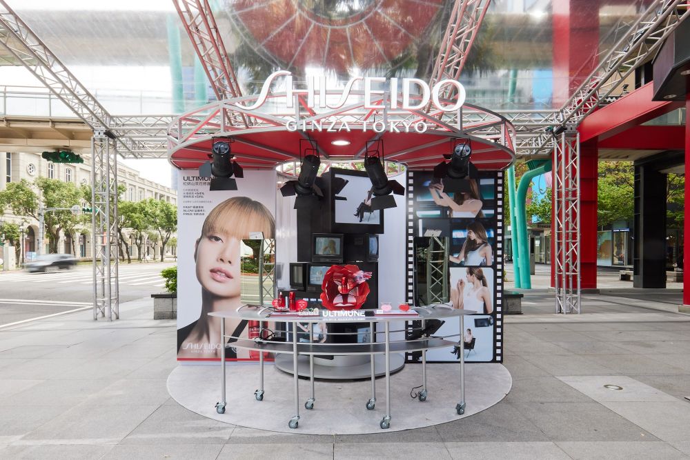 BLACKPINK LISA驚喜現身台北信義區！資生堂國際櫃巡迴快閃中，免費跟LISA拍貼機合照，還有簽名小禮等你搜集！-13