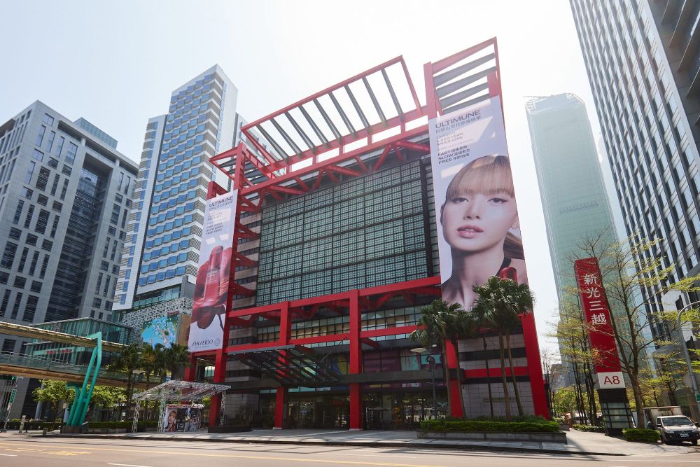 BLACKPINK LISA驚喜現身台北信義區！資生堂國際櫃巡迴快閃中，免費跟LISA拍貼機合照，還有簽名小禮等你搜集！-14