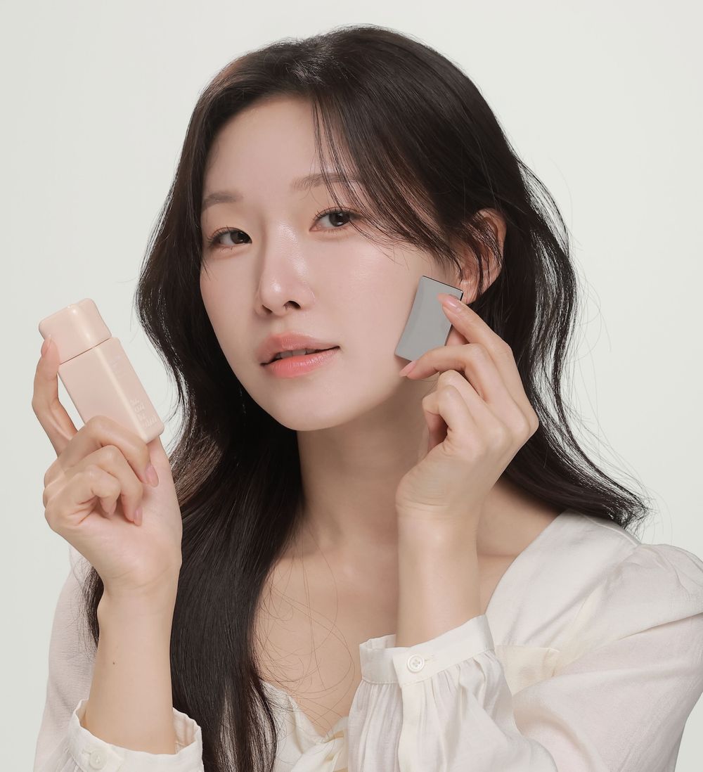 韓女上半年最期待底妝就是它！too cool for school刮刀粉底「半層妝感＋原生肌光澤」，未開賣熱度直衝第一！-11