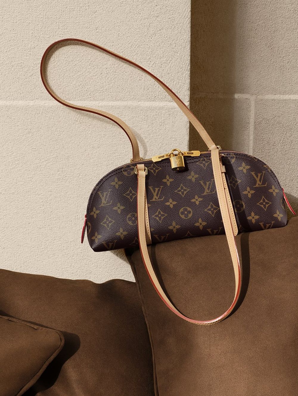 LV新爆款「老花肩背包」連男生都愛！Felix巴黎大秀緊抱不放、今年預算就留給它！-2