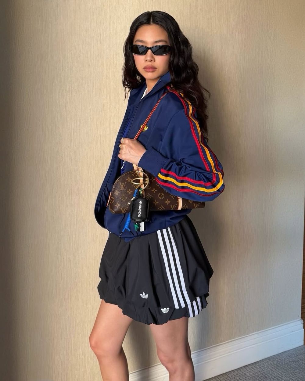 LV新爆款「老花肩背包」連男生都愛！Felix巴黎大秀緊抱不放、今年預算就留給它！-7