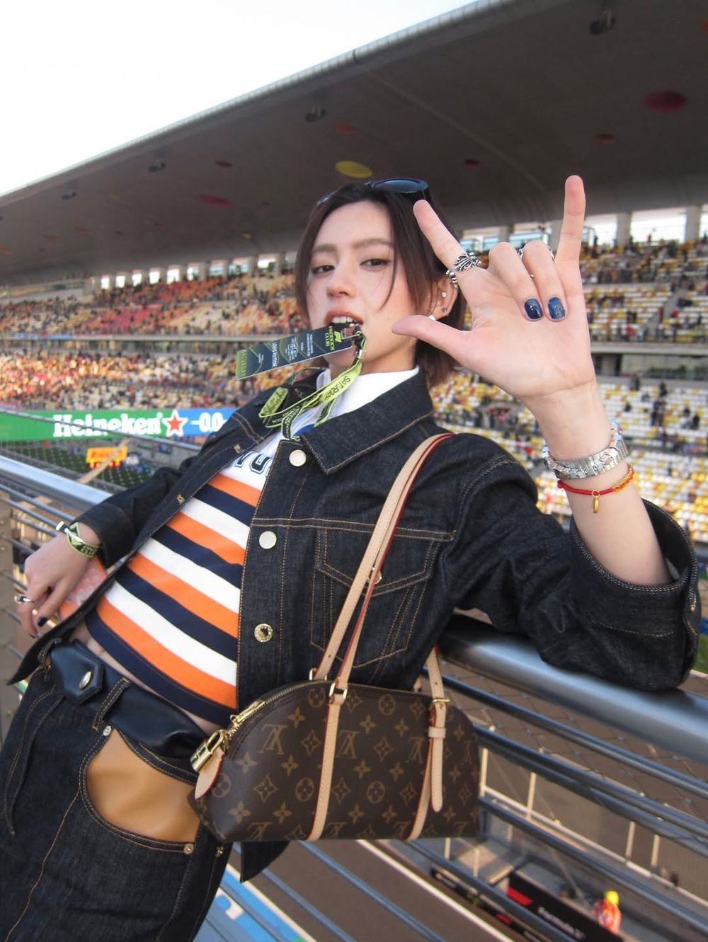 LV新爆款「老花肩背包」連男生都愛！Felix巴黎大秀緊抱不放、今年預算就留給它！-6