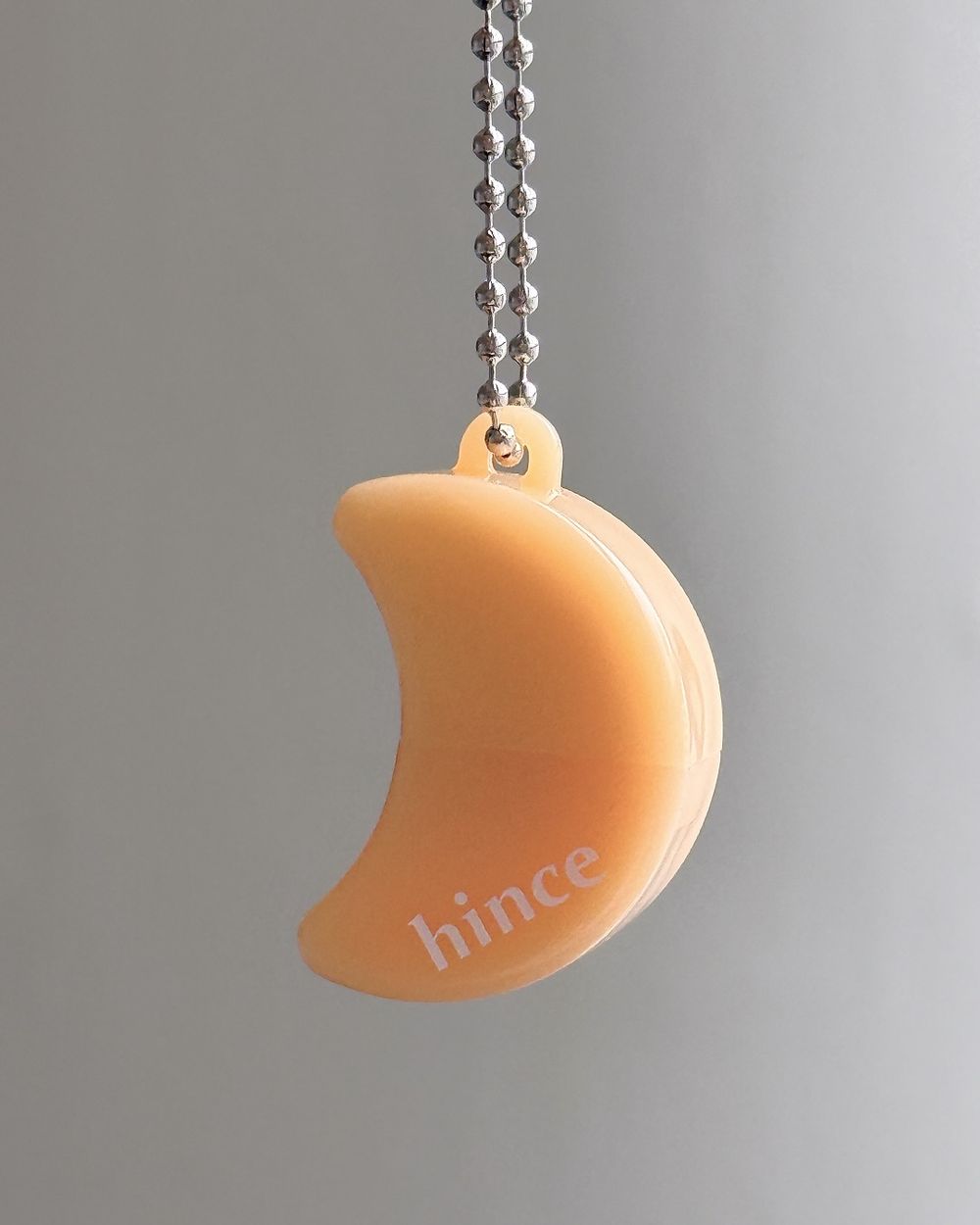 hince把半月型包包變成腮紅！全新霜轉粉質地，既融膚自然、又能柔焦磨皮，日本搶先上市秒成熱賣款！-2