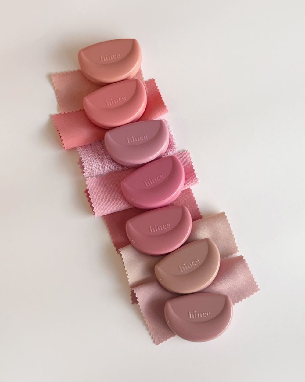 hince把半月型包包變成腮紅！全新霜轉粉質地，既融膚自然、又能柔焦磨皮，日本搶先上市秒成熱賣款！-4