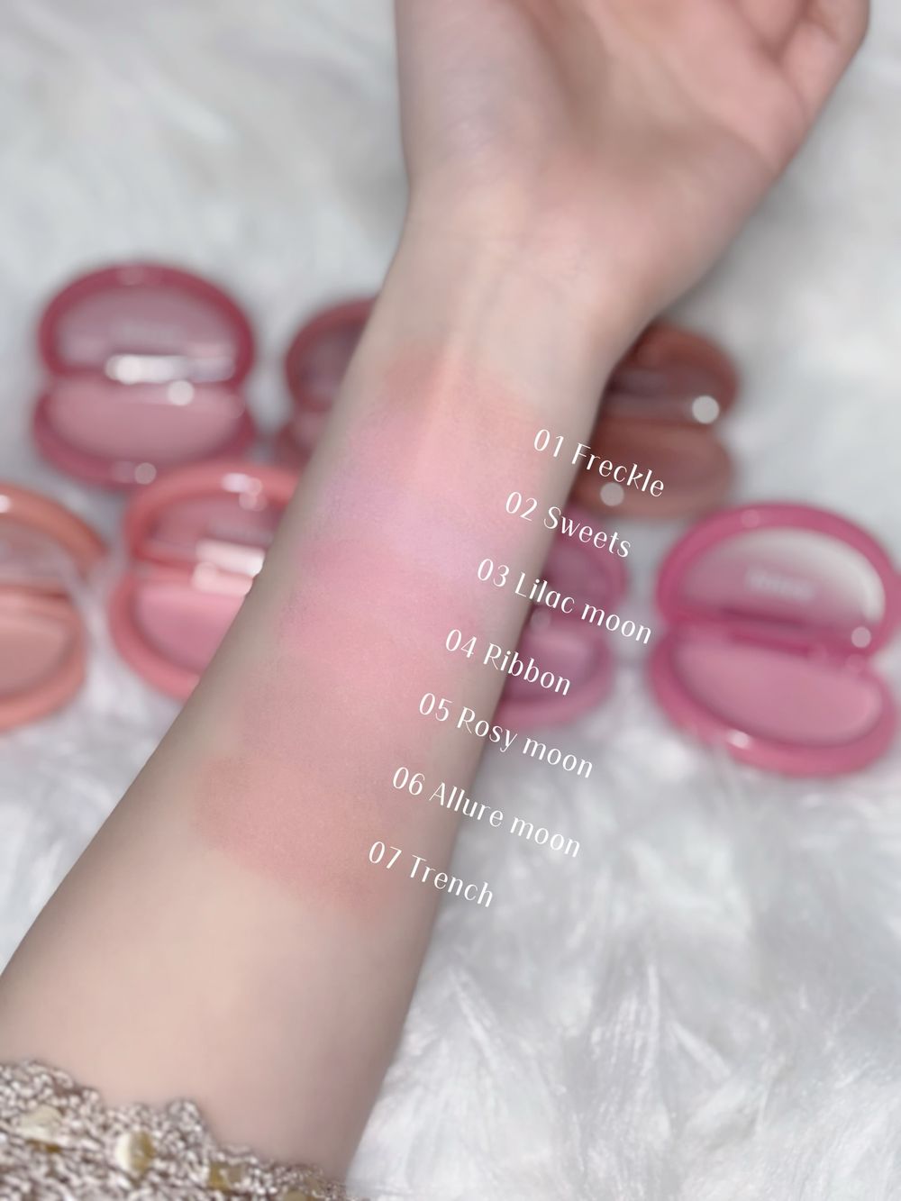 hince把半月型包包變成腮紅！全新霜轉粉質地，既融膚自然、又能柔焦磨皮，日本搶先上市秒成熱賣款！-5