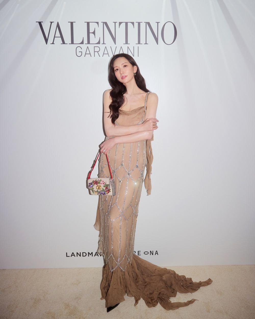 不愧是台灣第一名模！林志玲出席Valentino活動「51歲凍齡狀態」太誇張、美到像自帶濾鏡！-3