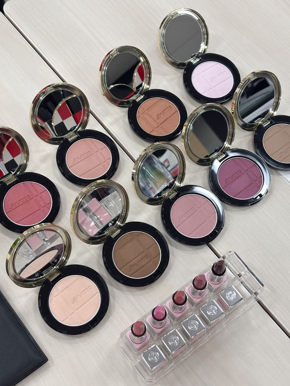 史上最奢華養膚眼影誕生！資生堂「寶石光眼頰亮彩盤」以水晶能量入妝，打亮、腮紅、眼影一盤搞定，還可以招桃花、補財運！-8