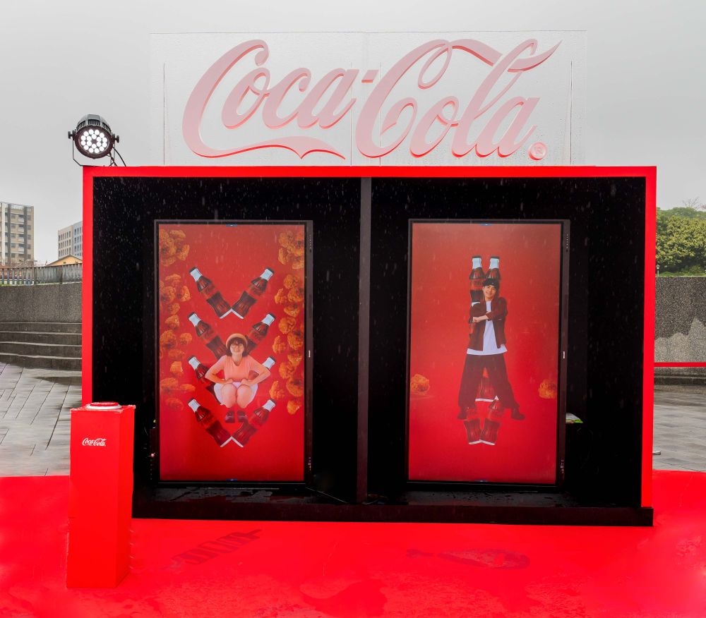 阿米週末快衝「可口可樂嗨肉祭」！品牌大使BTS金泰亨「V型入口」必打卡、這樣做還送V獨家周邊！-3