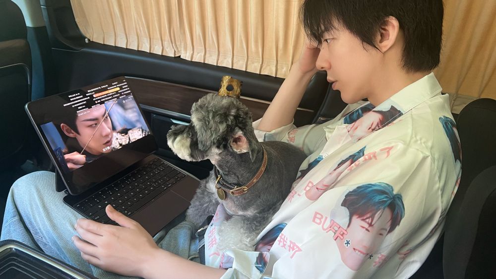 盤點陸劇頂流明星「神祕室友」！劉宇寧親寫詞曲寵溺、田曦薇抱巨貓上班、侯明昊胖柴不離身，私下根本全是卑微毛孩奴！-2