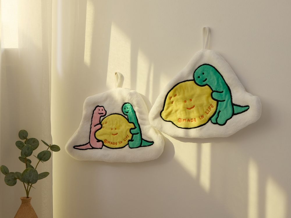 珉奎愛用「維他命C精華」推出JOGUMAN小腕龍聯名組！滿額贈超可愛擦手巾、造型地墊，錯過會後悔！-4