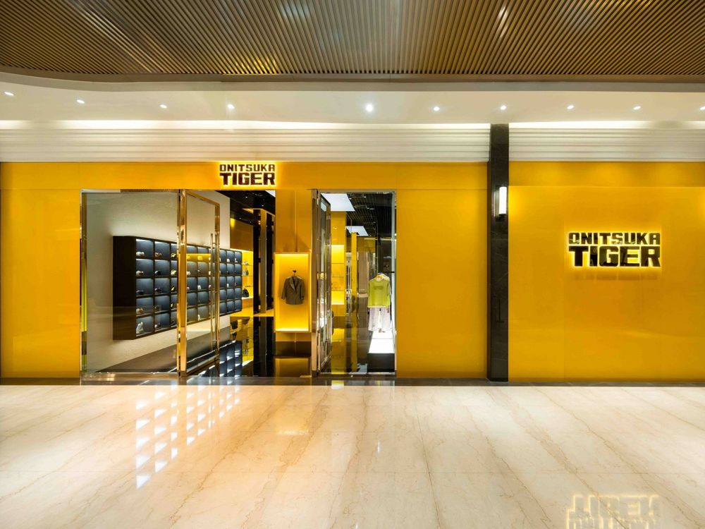 比日本還狂？鬼塚虎「全台最大間」超豪華店面來了！巨型鞋牆「瑪莉珍、薄底鞋」爆款通通有！-3