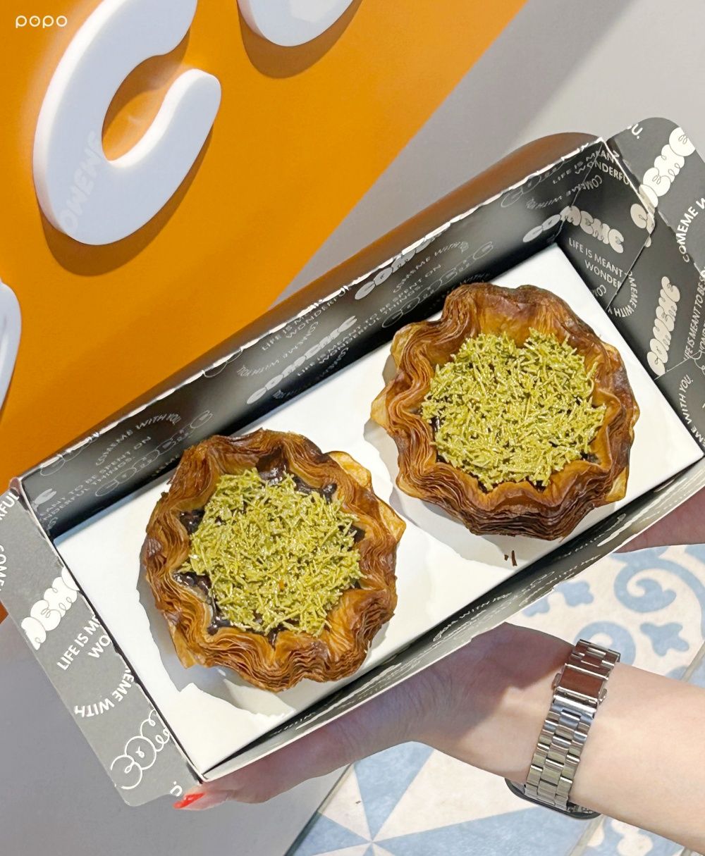 2026杜拜巧克力甜點新品懶人包！COMEME「杜拜巧克力蛋塔」、拉亞「開心果巧克力貝果」全都想吃！-11