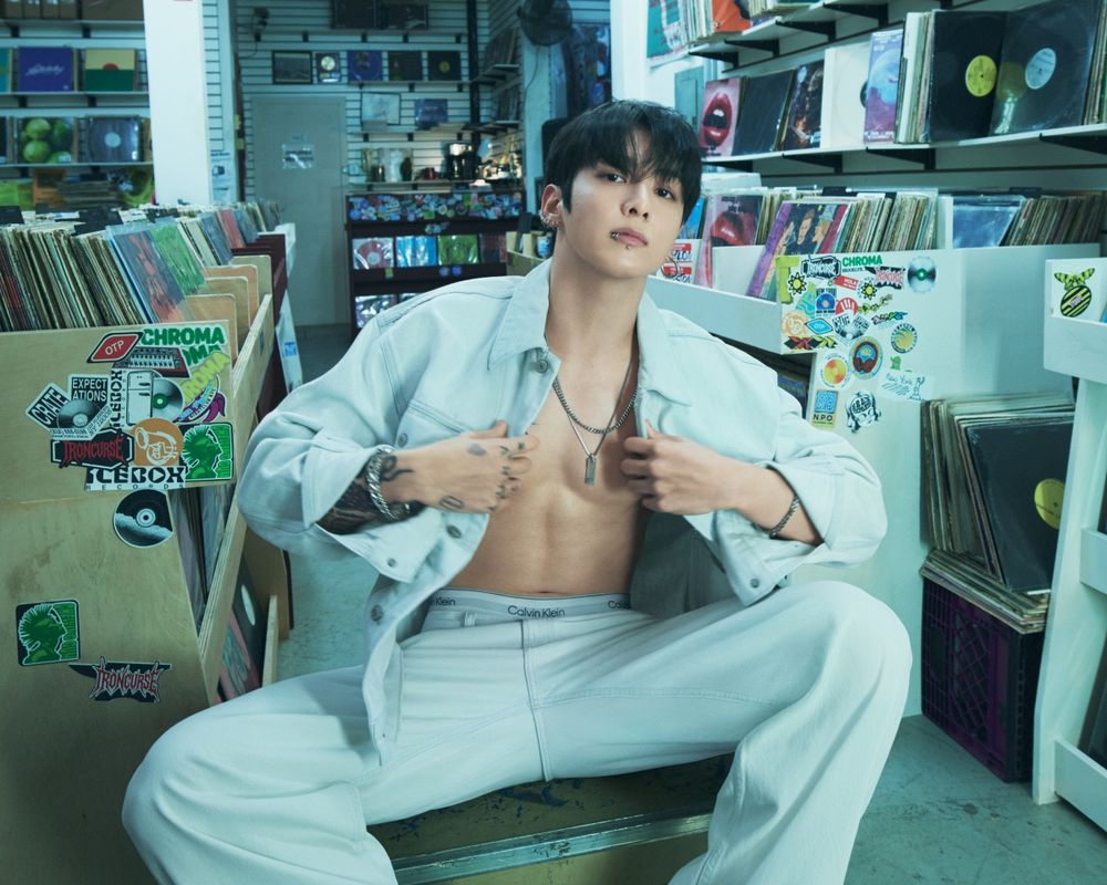 美系品牌火力全開！2026最新「韓星代言陣容」太狂！鉉辰穿GUESS性感瘋、Sana同款Polo菜籃子超值得買！-15