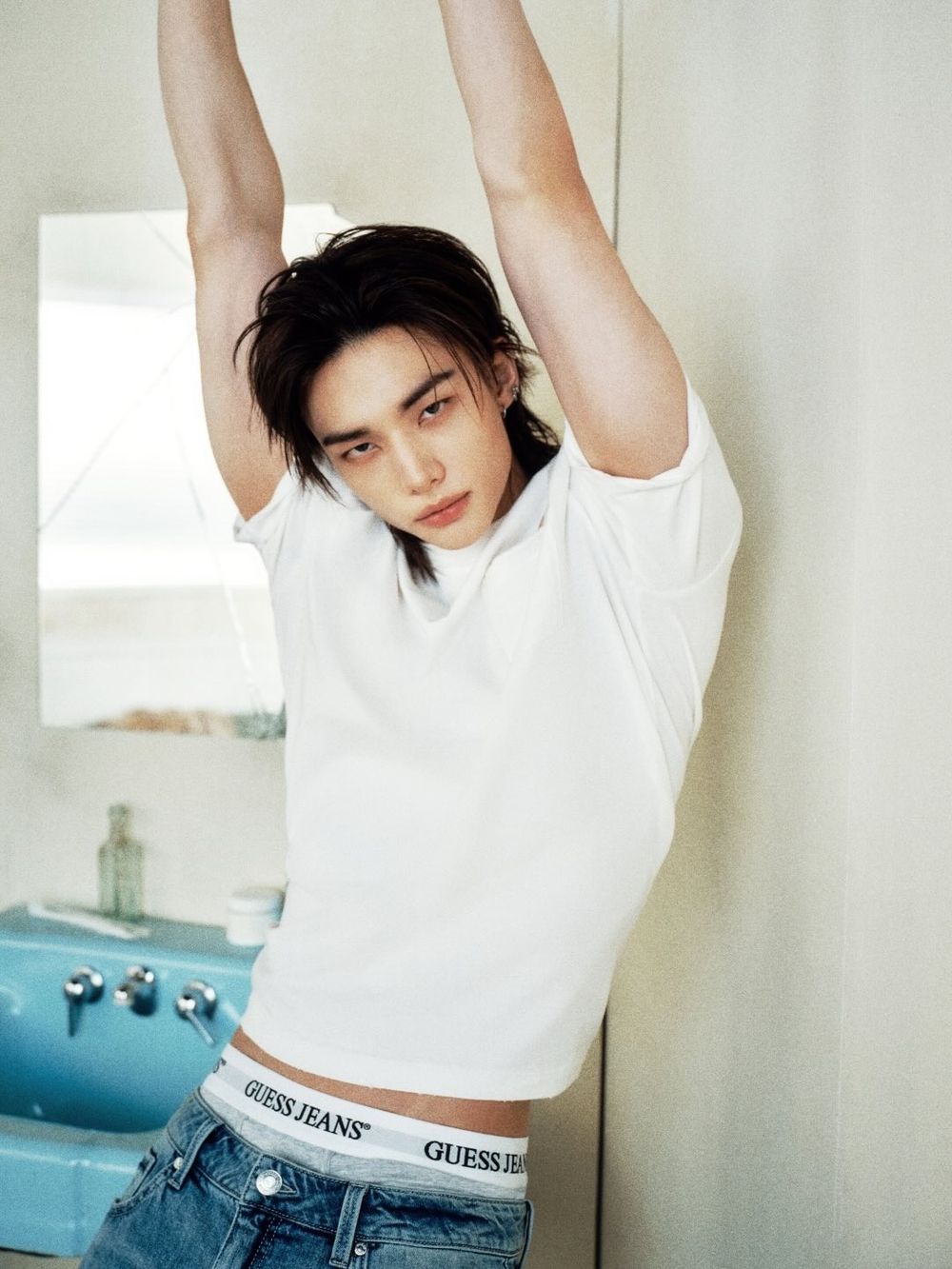 美系品牌火力全開！2026最新「韓星代言陣容」太狂！鉉辰穿GUESS性感瘋、Sana同款Polo菜籃子超值得買！-2