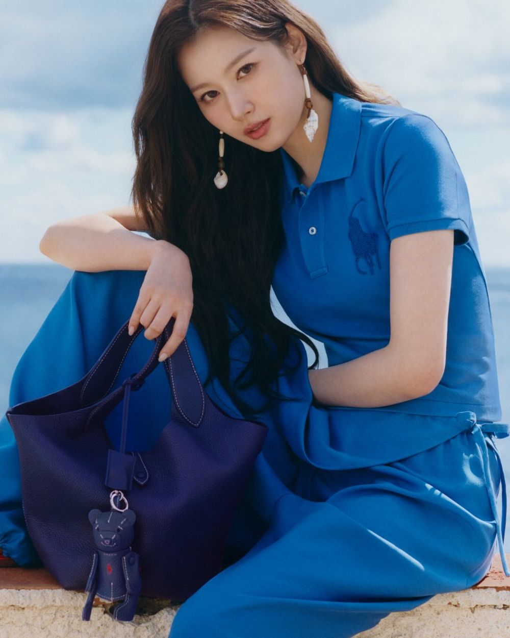 美系品牌火力全開！2026最新「韓星代言陣容」太狂！鉉辰穿GUESS性感瘋、Sana同款Polo菜籃子超值得買！-11