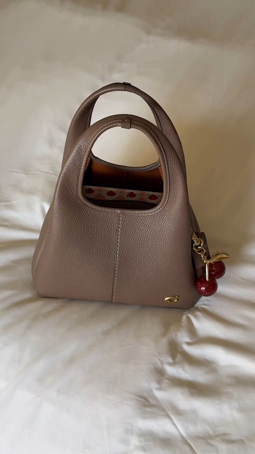 被問爆不是沒原因！2026上半「話題神單品」盤點！GU聯名、COACH包、Rosé牛仔褲搶到缺貨！-9