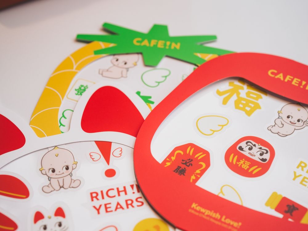 CAFE!N跟「KEWPIE丘比」聯名了！限定招財貓包裝Q到捨不得丟、還有存錢筒&手機殼要買！-7