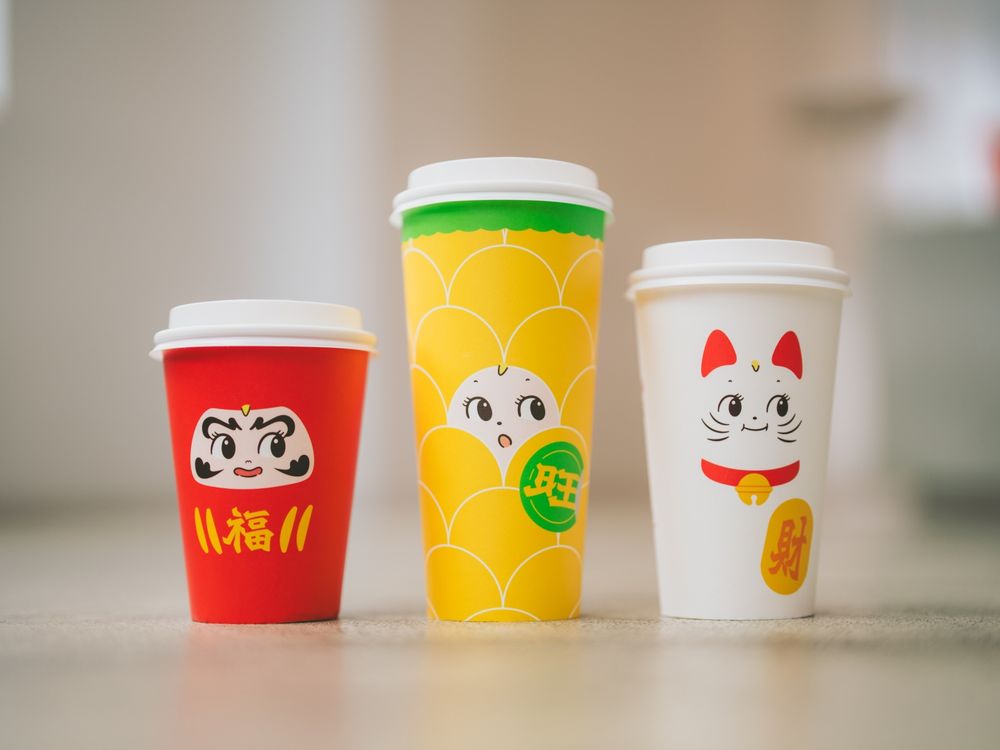 CAFE!N跟「KEWPIE丘比」聯名了！限定招財貓包裝Q到捨不得丟、還有存錢筒&手機殼要買！-2