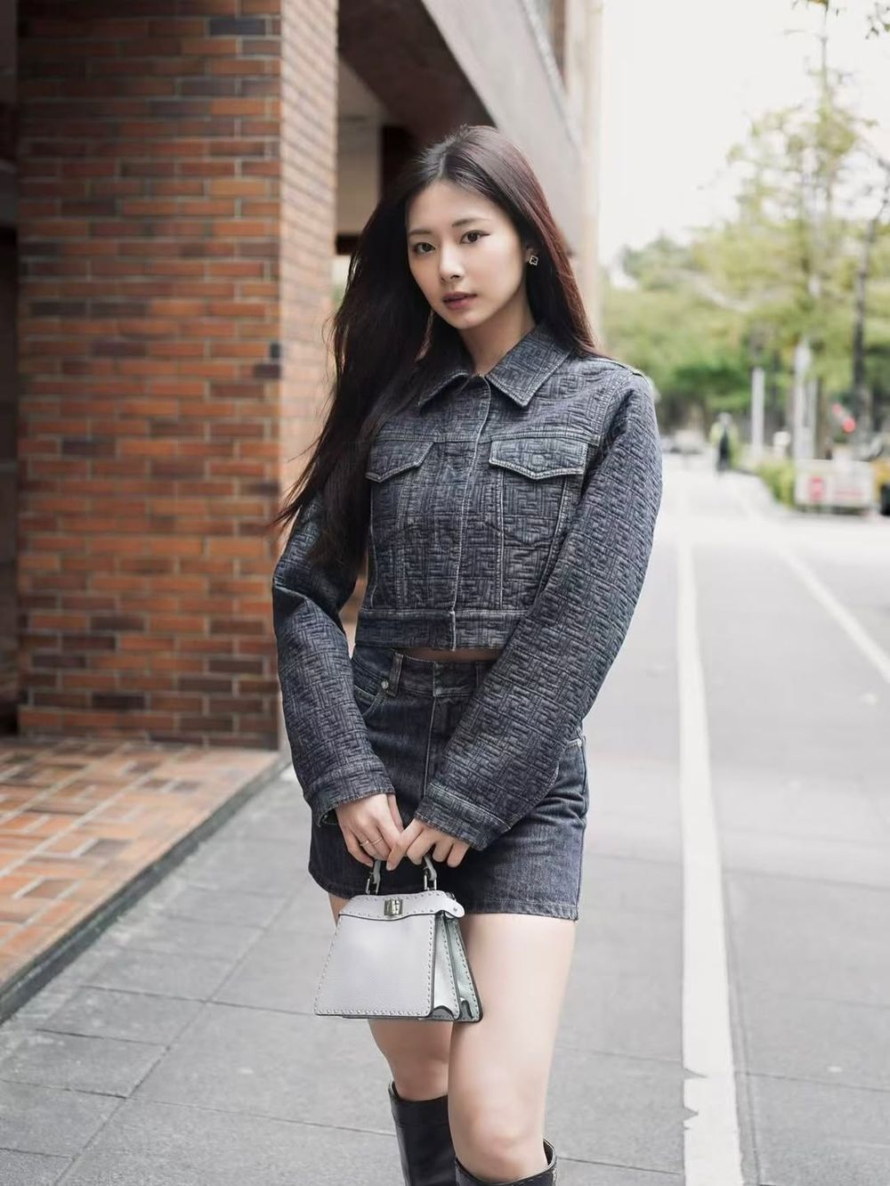 子瑜預備拿下精品代言？！發台北穿搭照「全套FENDI」超狂12頭身長腿比例、美到以為在拍雜誌封面！-2